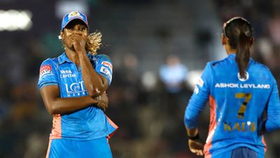 WPL 2023 : जैवलिन थ्रोअर का धमाका, बल्ले से जड़े 271 रन, 16 विकेट से जीती पर्पल कैप, जानिए कौन है ये मुंबई इंडियंस की चैंपियन खिलाड़ी SportsTak Hindi