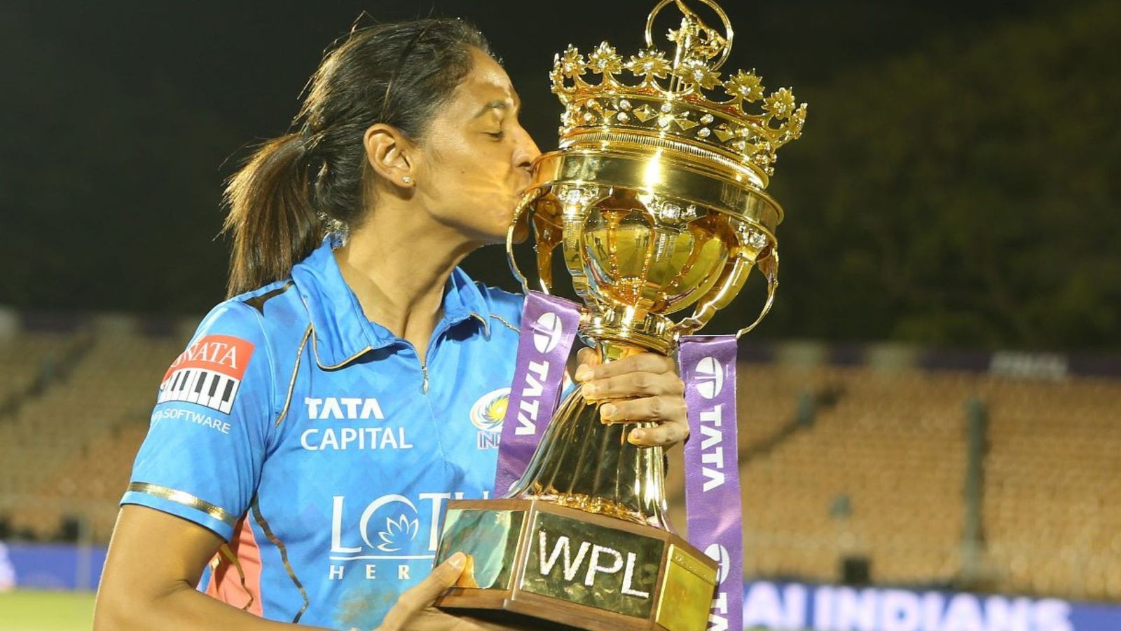 WPL 2023 : 3 बार टूटा ख्वाब, 1113 दिन बाद हरमनप्रीत बनी चैंपियन, कहा - ट्रॉफी जीतने का एहसास...  WPL 2023 : 3 बार टूटा ख्वाब, 1113 दिन बाद हरमनप्रीत बनी चैंपियन, कहा - ट्रॉफी जीतने का एहसास...