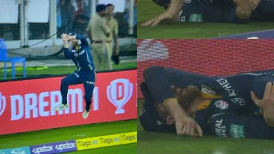 IPL 2023: गुजरात को बड़ा झटका, फील्डिंग के दौरान स्टार बल्लेबाज हुआ चोटिल, कंधे पर उठाकर ले जाया गया बाहर, VIDEO SportsTak Hindi
