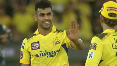 IPL 2023: डेब्यू मैच में ही हंगरगेकर ने तूफानी गेंदबाजी से जीता धोनी का दिल, 3 विकेट लेकर ऐसा करने वाले बने CSK के चौथे गेंदबाज SportsTak Hindi