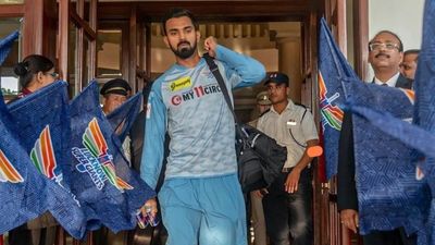 LSG vs DC IPL 2023: लखनऊ के घर में दिल्ली ने टॉस जीतकर बॉलिंग चुनी, देखिए दोनों टीमों ने किन खिलाड़ियों को खिलाया SportsTak Hindi