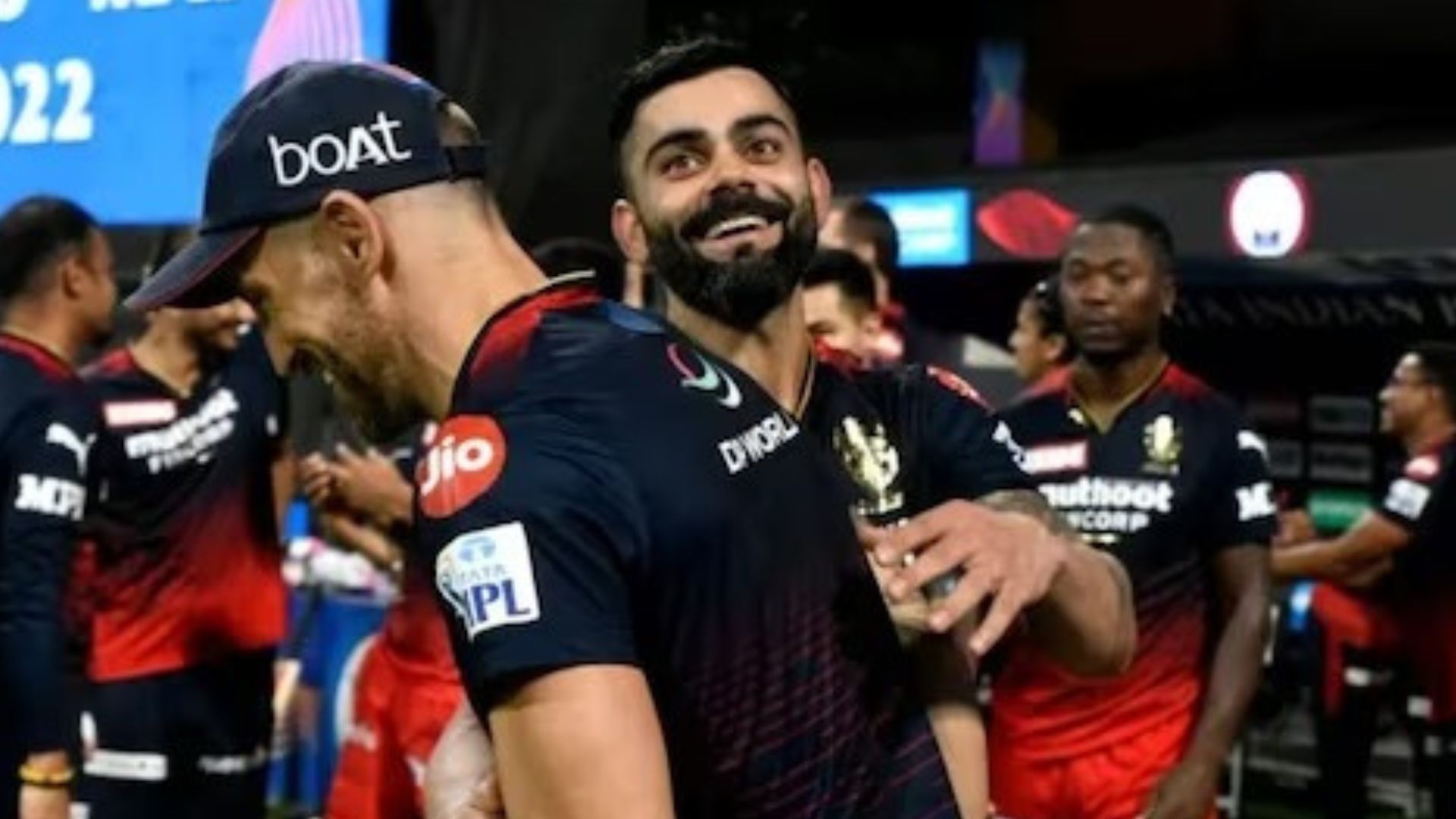IPL 2023: कोहली के बगल में बैठ फाफ डुप्लेसी ने की भारी गलती, इवेंट में बैठे लोग भी गए चौंक, कहा- इस साल कप नहीं...