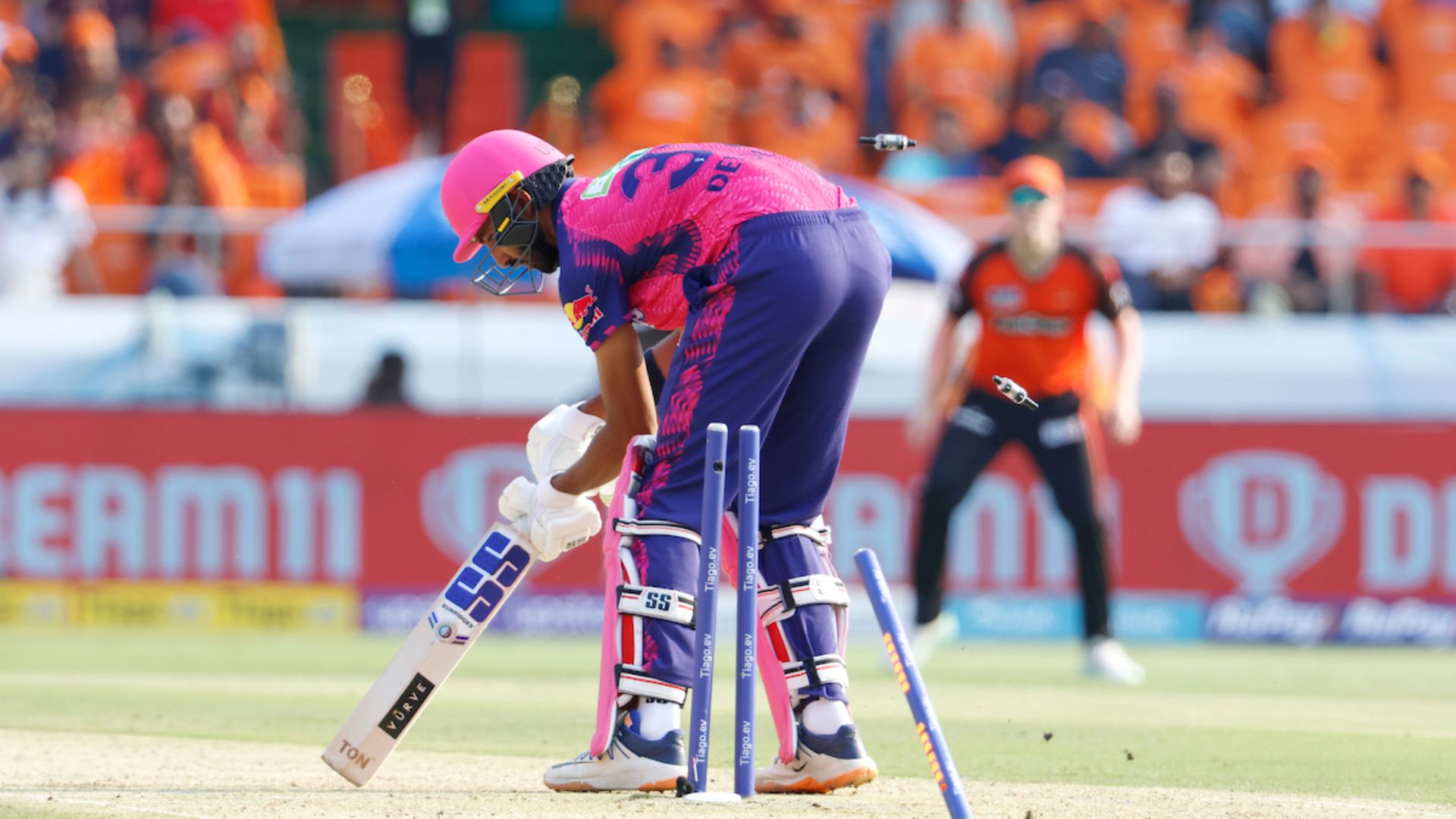 IPL 2023: उमरान मलिक की रफ्तार ने उड़ाए होश, 149 KM/H से बिखेरे देवदत्त पडिक्कल के स्टंप्स, देखिए वीडियो