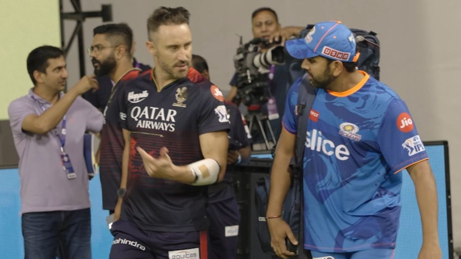 RCB vs MI: रॉयल चैलेंजर्स बैंगलोर ने टॉस जीतकर मुंबई को दी बैटिंग, देखिए दोनों टीमों की प्लेइंग इलेवन RCB vs MI: रॉयल चैलेंजर्स बैंगलोर ने टॉस जीतकर मुंबई को दी बैटिंग, देखिए दोनों टीमों की प्लेइंग इलेवन