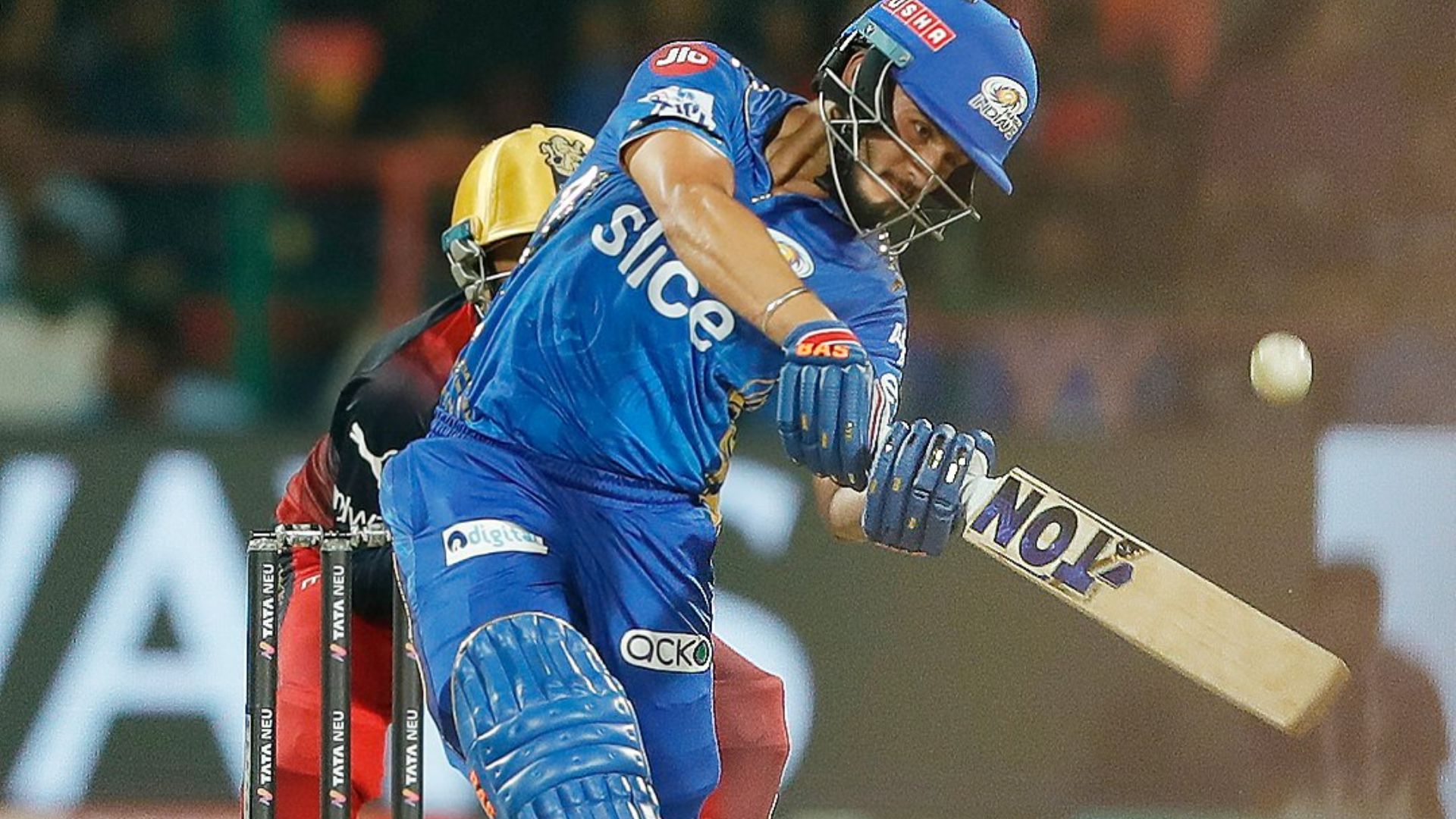 IPL 2023: मुंबई इंडियंस के बल्लेबाज ने ठोका 101 मीटर लंबा सिक्स, मैदान से बाहर गिरी गेंद, खेल चुका है 578 रन की पारी, देखिए Video SportsTak Hindi