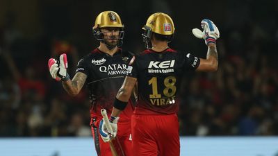 RCB vs MI: कोहली-डुप्लेसी के तूफान में आरसीबी का 'आरंभ है प्रचंड', 5 बार की चैंपियन मुंबई को 8 विकेट से रौंदा SportsTak Hindi