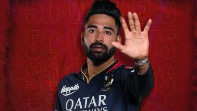 'पहले भारत का हीरो बनाते हैं और फिर ऑटो ड्राइवर', जानिए फैंस पर क्यों भड़क उठे मोहम्मद सिराज, VIDEO SportsTak Hindi