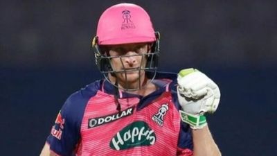 IPL 2023: बीच मैच में जोस बटलर ने उड़ाया SRH का मजाक, संजू सैमसन की तरफ किए गए इशारे का VIDEO वायरल SportsTak Hindi