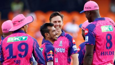 IPL में ये बॉलर है पावरप्ले का सबसे बड़ा शिकारी, पहले ओवर में बल्लेबाजों के लिए बना डरावना सपना SportsTak Hindi