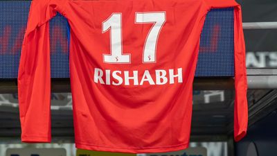 IPL 2023: दिल्ली कैपिटल्स के ऋषभ पंत की जर्सी डग आउट पर टांगने से बीसीसीआई नाराज, आगे ऐसा करने की मनाही SportsTak Hindi