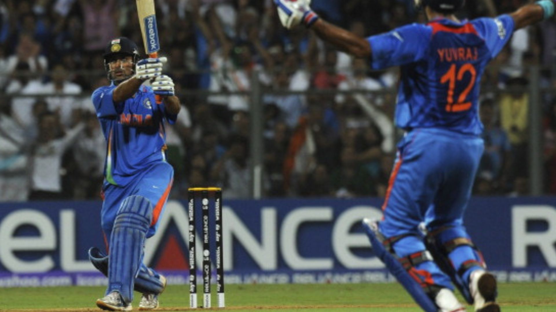 IPL 2023 : धोनी के 2011 वर्ल्ड कप विनिंग सिक्स को यादगार बनाएगा मुंबई, अब माही को देगा ये खास तोहफा