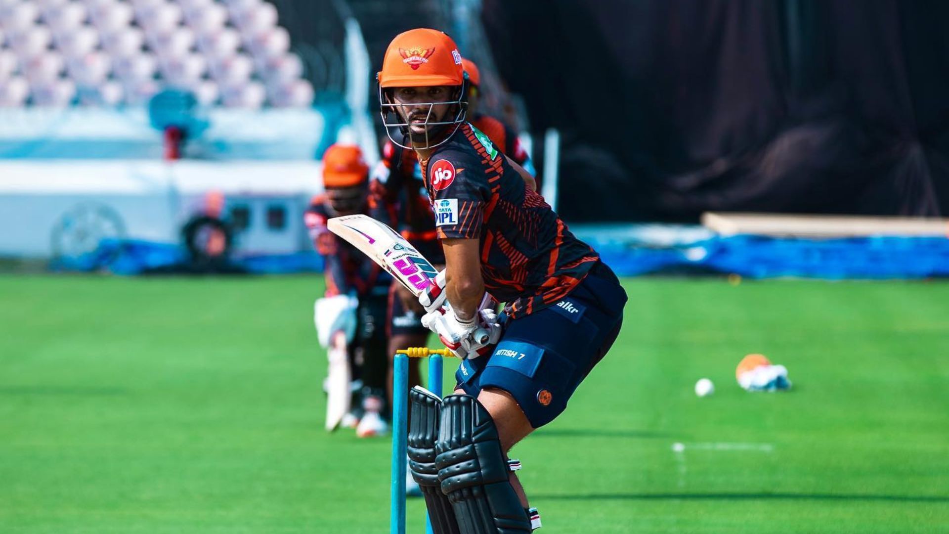 8 पारियों में 1271 रन ठोक बना बेस्ट क्रिकेटर, बॉडीगार्ड्स ने नहीं लेने दी कोहली के साथ फोटो, अब IPL 2023 में मचाएगा धूम 8 पारियों में 1271 रन ठोक बना बेस्ट क्रिकेटर, बॉडीगार्ड्स ने नहीं लेने दी कोहली के साथ फोटो, अब IPL 2023 में मचाएगा धूम