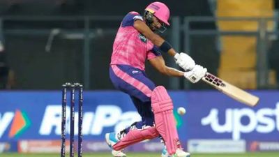 IPL 2023 : राजस्थान को मिली हार तो कोहली का साथी बना विलेन, फैंस ने कहा- 'इसे टीम से बाहर करो' SportsTak Hindi