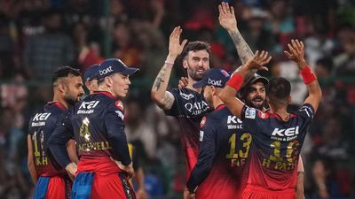 IPL 2023: KKR के खिलाफ मुकाबले के बीच RCB को बड़ा झटका, ये स्टार खिलाड़ी हुआ टूर्नामेंट से बाहर SportsTak Hindi