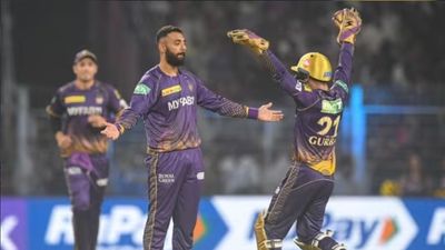 KKR vs RCB : नरेन, सुयश व चक्रवर्ती के 'स्पिन चक्रव्यूह' का कहर, 9 विकेट लेकर रचा इतिहास, 16 साल में पहली बार हुआ ऐसा SportsTak Hindi