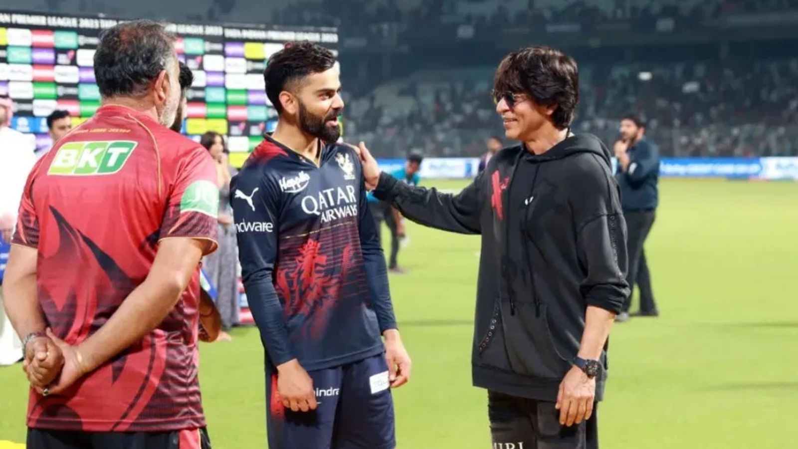 IPL 2023 : KKR की जीत के बाद 'झूमे पठान'...शाहरुख खान संग विराट कोहली ने किया डांस, देखें Video IPL 2023 : KKR की जीत के बाद 'झूमे पठान'...शाहरुख खान संग विराट कोहली ने किया डांस, देखें Video