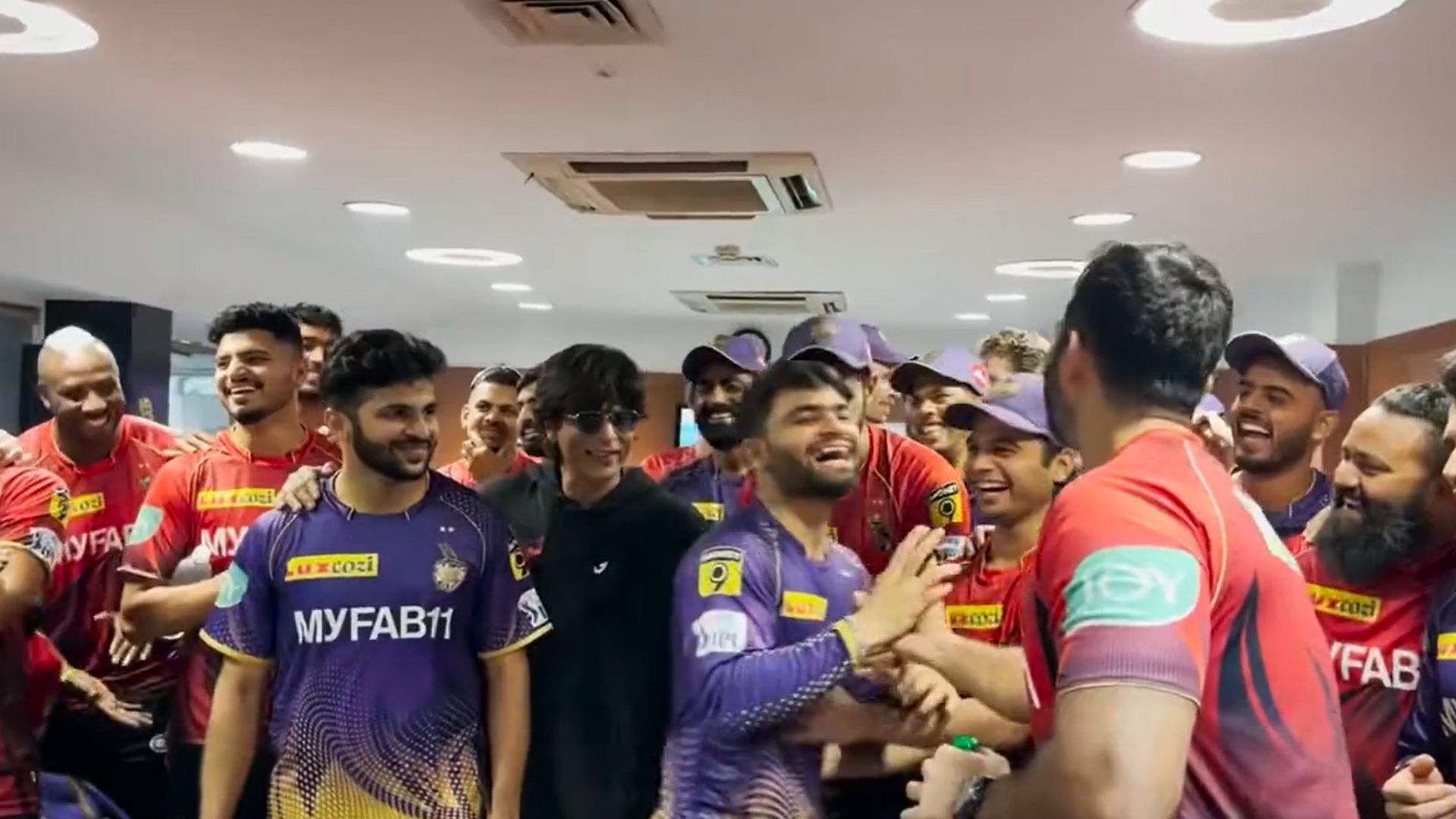 KKR के ड्रेसिंग रूम में इस चीज से घबराए रिंकू सिंह, फिर शाहरुख खान ने बढ़ाया हौसला और बना माहौल, देखें Video