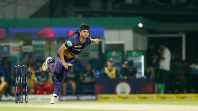 Suyash Sharma: कोच की कोरोना से मौत, पिता कैंसर से लड़ रहे, सहवाग-चहल के क्लब में खेला, अब बना कोलकाता का योद्धा SportsTak Hindi