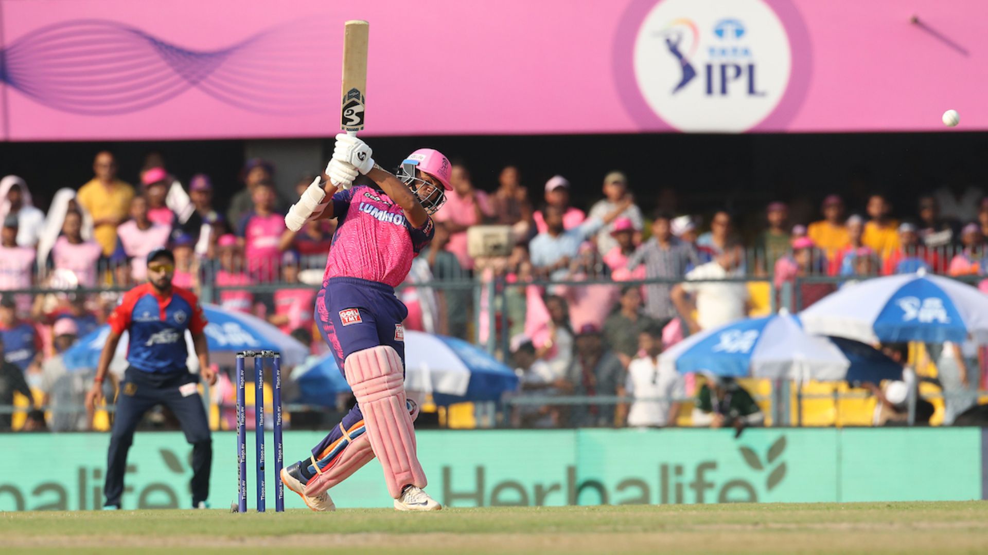 IPL 2023: यशस्वी जायसवाल ने पहले ही ओवर में दिल्ली के बॉलर को खूब तोड़ा, गेल-तेंदुलकर की कर ली बराबरी