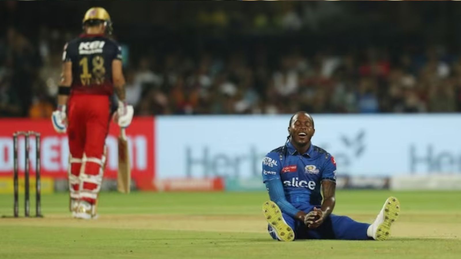 Jofra Archer Injury : मुंबई के लिए अगला मैच खेल सकेंगे या नहीं जोफ्रा आर्चर, कोच बाउचर ने दी बड़ी अपडेट Jofra Archer Injury : मुंबई के लिए अगला मैच खेल सकेंगे या नहीं जोफ्रा आर्चर, कोच बाउचर ने दी बड़ी अपडेट