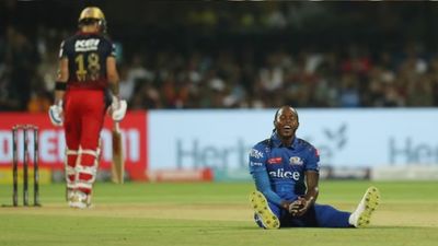 Jofra Archer Injury : मुंबई के लिए अगला मैच खेल सकेंगे या नहीं जोफ्रा आर्चर, कोच बाउचर ने दी बड़ी अपडेट SportsTak Hindi
