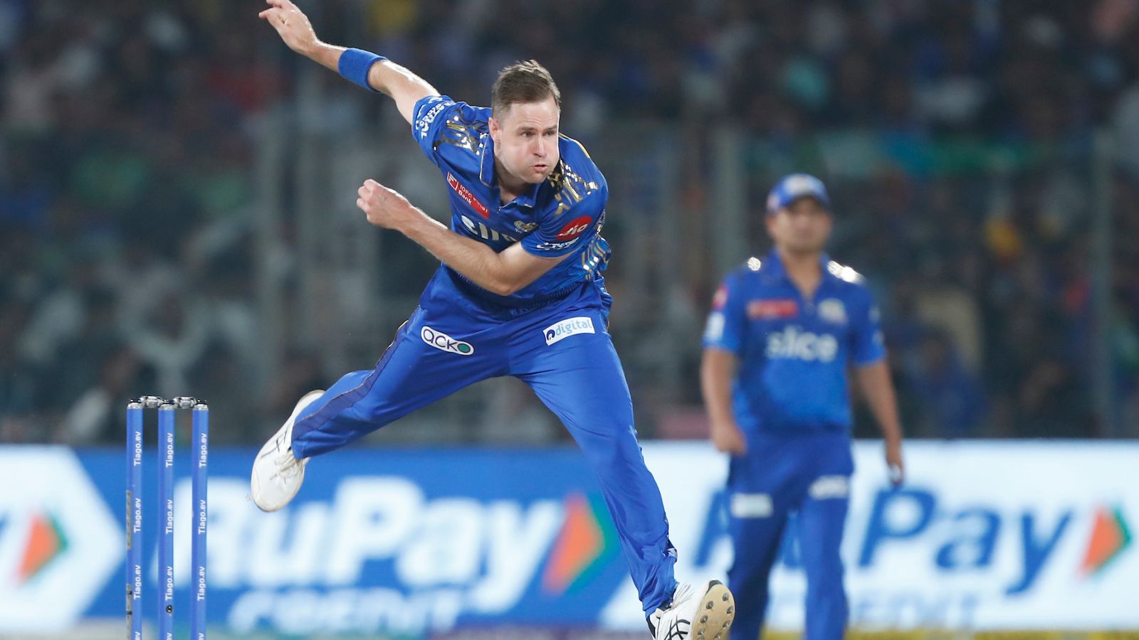 DC vs MI: 19वें ओवर में इस गेंदबाज ने निकाला दिल्ली का दम, विकेट गिरे चार, रन बना सिर्फ एक DC vs MI: 19वें ओवर में इस गेंदबाज ने निकाला दिल्ली का दम, विकेट गिरे चार, रन बना सिर्फ एक