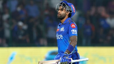 Suryakumar Yadav Form: सूर्या को लगा ये कैसा ग्रहण, 26 दिन और 6 पारियों में 4 बार पहली गेंद पर आउट, 10 मैच में एक भी फिफ्टी नहीं SportsTak Hindi