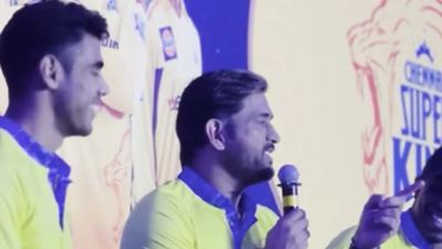 IPL 2023, Video : धोनी ने युवा खिलाड़ी हंगरगेकर की नो बॉल का बनाया मजाक, कहा - 'इस मुद्दे पर नहीं होगी बात' SportsTak Hindi