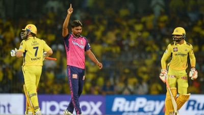 Sandeep Sharma Yorker: नीलामी में रहा अनसोल्ड, 'बैकडोर' से ली IPL में एंट्री, फिर 3 यॉर्कर से तोड़ा धोनी का दिल SportsTak Hindi