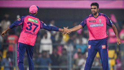 CSK vs RR : चेन्नई के खिलाफ अंपायर ने अपनी मर्जी से बदली गेंद तो भड़क उठे अश्विन, कहा - बिना पूछे वो कैसे... SportsTak Hindi