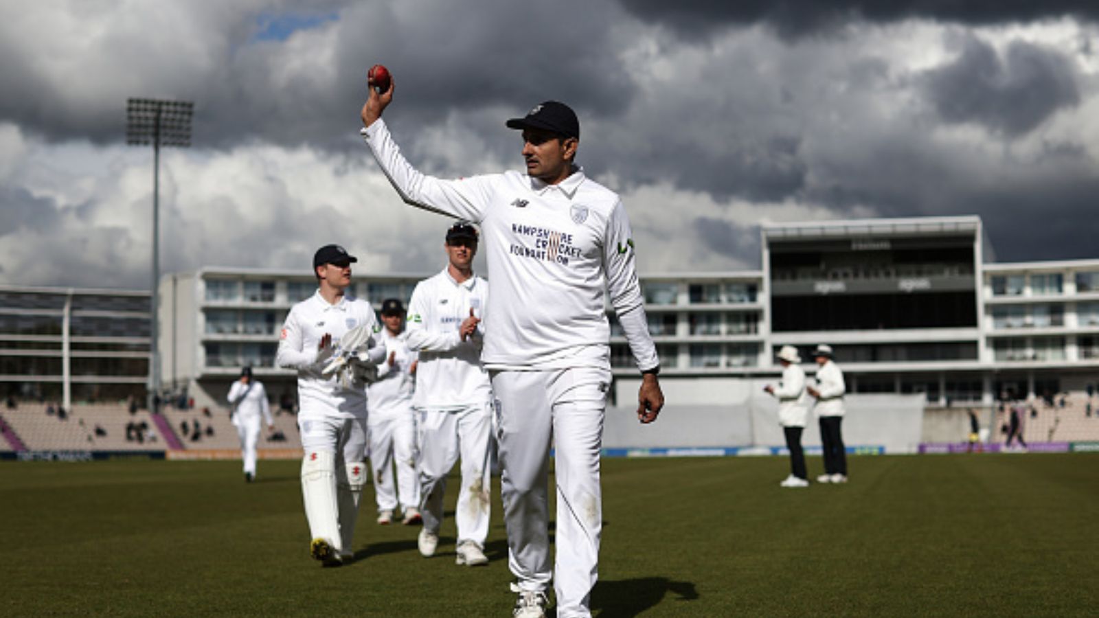 जिसे पाकिस्तान नहीं दे रहा भाव उसका इंग्लैंड में जलवा, दुनिया के सबसे अमीर फुटबॉल क्लब के कोच ने मांगा कमरा तो किया मना जिसे पाकिस्तान नहीं दे रहा भाव उसका इंग्लैंड में जलवा, दुनिया के सबसे अमीर फुटबॉल क्लब के कोच ने मांगा कमरा तो किया मना