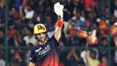 Glenn Maxwell Friends: किसान, टीचर और इलेक्ट्रिशियन... ग्लेन मैक्सवेल ने IPL 2023 के बीच ऑस्ट्रेलिया से 4 दोस्तों को क्यों बुलाया SportsTak Hindi