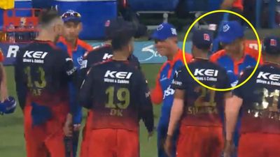 RCB vs DC मैच के बाद विराट कोहली-सौरव गांगुली के नहीं मिले हाथ, एकदूसरे से बचकर निकले, देखिए वीडियो SportsTak Hindi