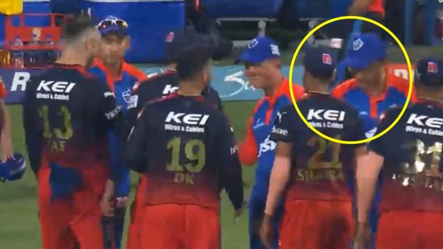 RCB vs DC मैच के बाद विराट कोहली-सौरव गांगुली के नहीं मिले हाथ, एकदूसरे से बचकर निकले, देखिए वीडियो RCB vs DC मैच के बाद विराट कोहली-सौरव गांगुली के नहीं मिले हाथ, एकदूसरे से बचकर निकले, देखिए वीडियो
