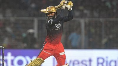 Dinesh Karthik : 0,9,1,0...चार मैच सिर्फ 10 रन, 37 साल के दिनेश कार्तिक पर बरसे RCB के फैंस, कहा - 'भोजपुरी कमेंट्री सीख लो' SportsTak Hindi