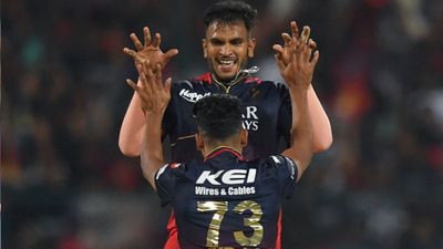 Vijaykumar Vyshak : पिता ने छोड़ी नौकरी, कोच ने उड़ाई बेटे की खिल्ली, चैलेंज एक्सेप्ट करके IPL डेब्यू में झटके 3 विकेट, जानें कौन है ये धुरंधर SportsTak Hindi