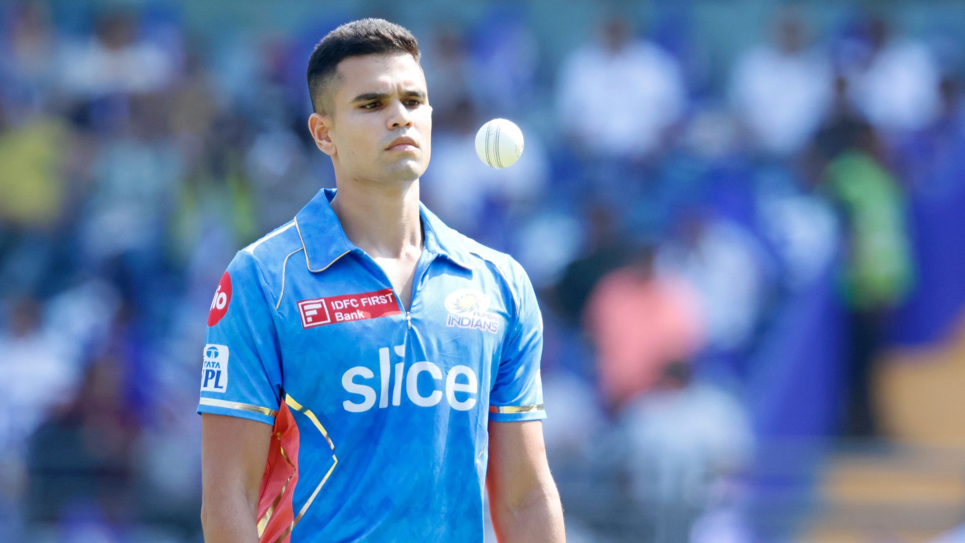 Arjun Tendulkar IPL Debut: 2 साल बैठने के बाद मुंबई इंडियंस में मिला खेलने का मौका, नेहरा की वजह से बढ़ी थी 10 लाख रुपये कीमत