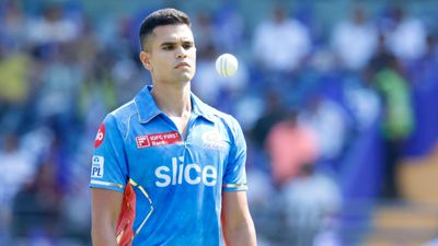 Arjun Tendulkar IPL Debut: 2 साल बैठने के बाद मुंबई इंडियंस में मिला खेलने का मौका, नेहरा की वजह से बढ़ी थी 10 लाख रुपये कीमत SportsTak Hindi