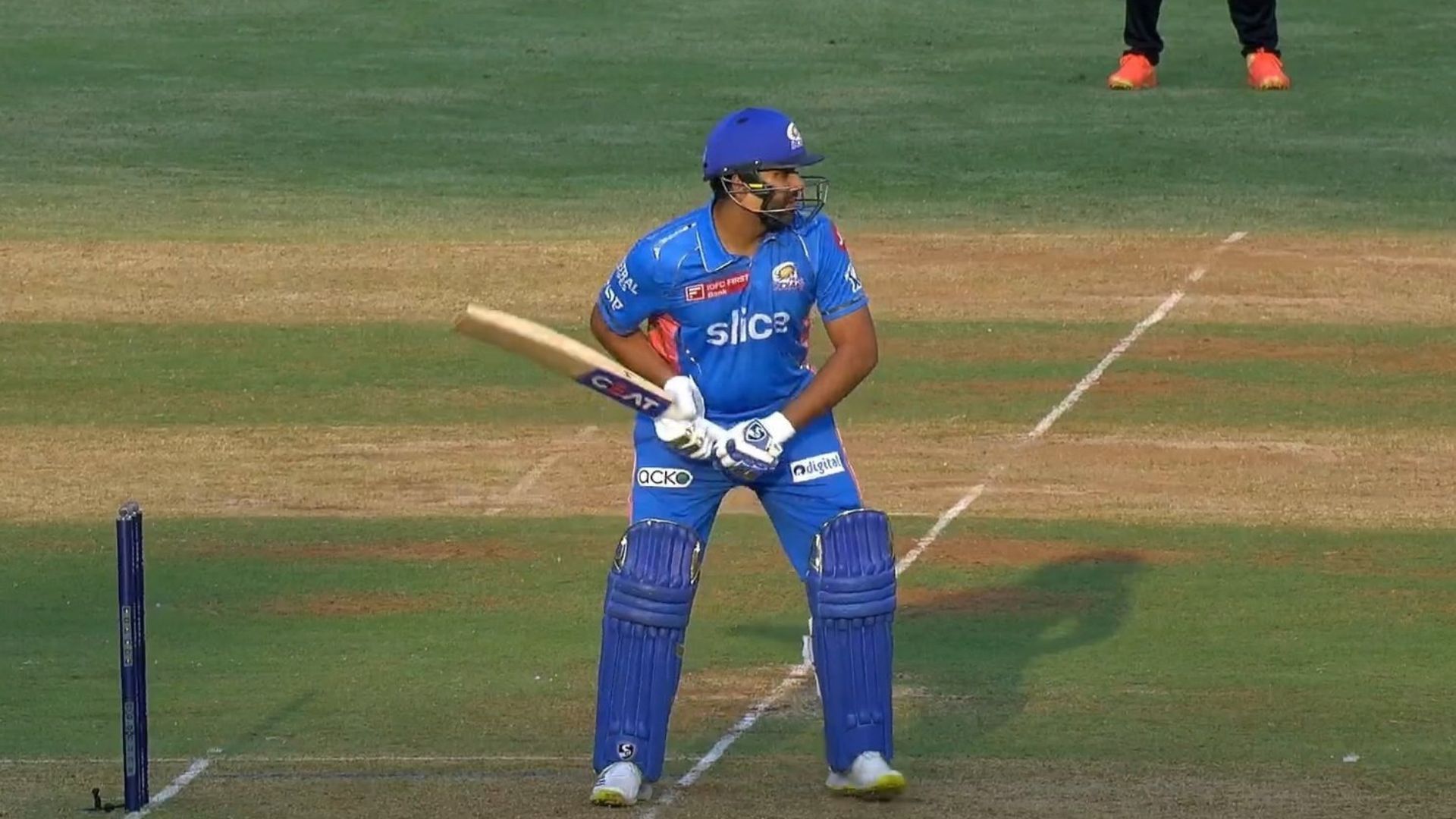 IPL में पहली बार हुआ ऐसा, मैदान पर सूर्यकुमार के होने के बावजूद ऐसा करने वाले पहले कप्तान बने रोहित शर्मा