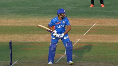 IPL में पहली बार हुआ ऐसा, मैदान पर सूर्यकुमार के होने के बावजूद ऐसा करने वाले पहले कप्तान बने रोहित शर्मा SportsTak Hindi