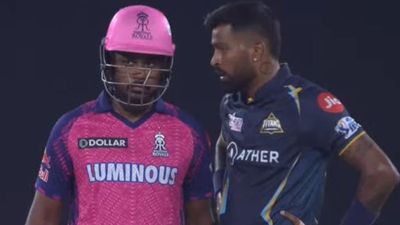 IPL 2023: हार्दिक पंड्या ने बीच मैच में संजू सैमसन को किया स्लेज, राजस्थान के कप्तान ने इस अंदाज में दिया जवाब, VIDEO SportsTak Hindi