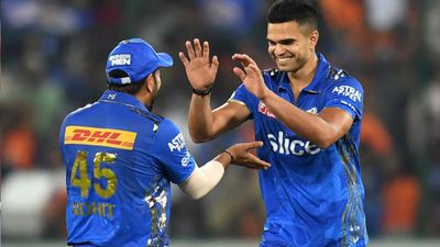 Arjun Tendulkar : 6 गेंद 20 रन के रोमांच में अर्जुन तेंदुलकर ने किस प्लान से मुंबई को दिलाई जीत, कहा - पिता के साथ... SportsTak Hindi