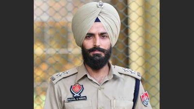 भारत के लिए हॉकी में जीते मेडल, अब पुलिस में एसपी बनकर दे रहा सेवा, संभाली IPL 2023 की जिम्मेदारी SportsTak Hindi