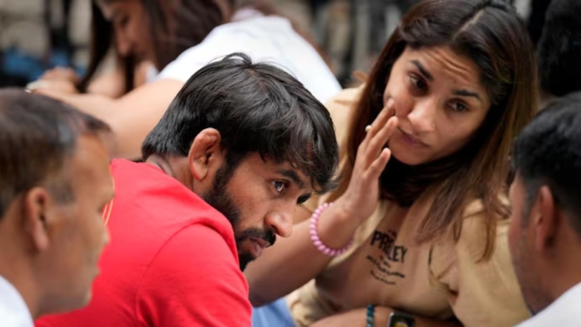 ब्रजभूषण शरण सिंह के खिलाफ पहलवान धरने पर बैठे, विनेश-साक्षी हुईं भावुक, कहा- मेंटल टॉर्चर से गुजर रहे, टूट रहा सब्र का बांध
