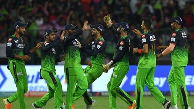 RCB vs RR: मैक्सवेल-डुप्लेसी की आतिशबाजी के आगे हारा राजस्थान, आखिरी ओवर तक चली लड़ाई में बैंगलोर की रॉयल जीत SportsTak Hindi