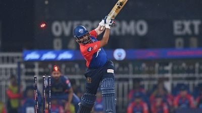 Prithvi Shaw Form: 6 मैच में 7.83 की औसत से 47 रन, दो बार जीरो पर आउट, दिल्ली से बाहर हुआ पोंटिंग की 'आंखों का तारा' SportsTak Hindi