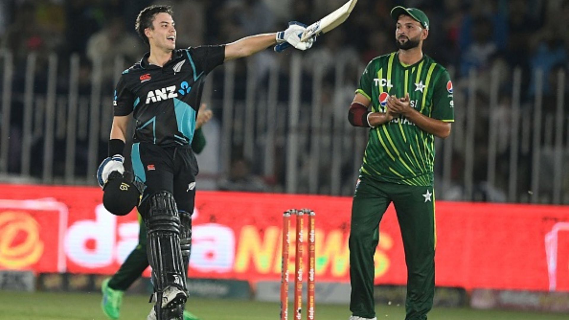 NZ vs PAK: हांगकांग में हुआ पैदा, पाकिस्तान में आकर गेंदबाजों की उड़ाई धज्जियां, तूफानी शतक ठोक न्यूजीलैंड को दिलाई 6 विकेट से जीत NZ vs PAK: हांगकांग में हुआ पैदा, पाकिस्तान में आकर गेंदबाजों की उड़ाई धज्जियां, तूफानी शतक ठोक न्यूजीलैंड को दिलाई 6 विकेट से जीत