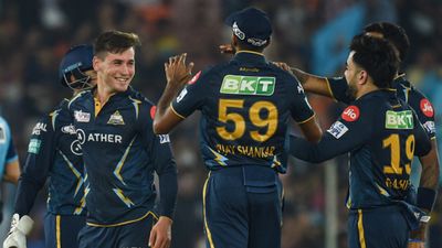 GT vs MI: डिफेंडिंग चैंपियन गुजरात के सामने 5 बार की विजेता मुंबई का समर्पण, लगातार दूसरे मैच में 200 प्लस टारगेट के सामने हारी रोहित की सेना SportsTak Hindi