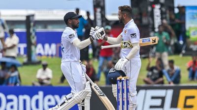 SL vs IRE: मदुष्का- करुणारत्ने ने शतक जड़ आयरलैंड पर किया प्रहार, 1 विकेट गंवाकर बनाए 357 रन, 100वें जीत के लिए भरी हुंकार SportsTak Hindi