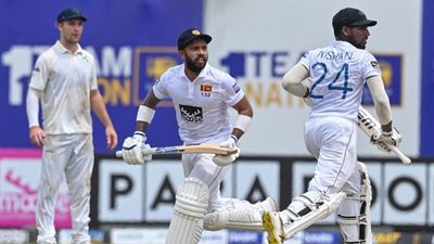 SL vs IRE: श्रीलंका के टॉप 4 बल्लेबाजों ने शतक जड़ रचा इतिहास, बनाए 704 रन, टेस्ट इतिहास में सिर्फ भारत-पाकिस्तान ही कर सके हैं ऐसा SportsTak Hindi